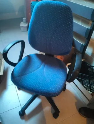 Silla de estudio azul con ruedas