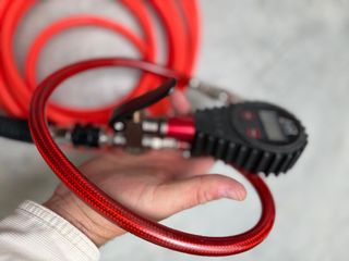 Latiguillo ARB con manómetro digital