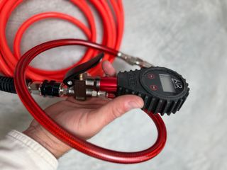 Latiguillo ARB con manómetro digital