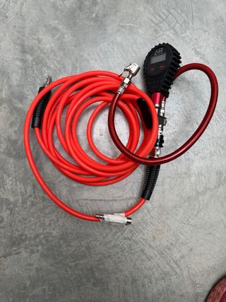 Latiguillo ARB con manómetro digital