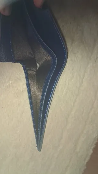 Cartera de piel azul marino