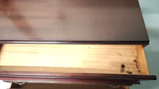 Cajonera de madera oscura