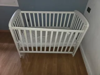 Cuna de bebé blanca con colchón