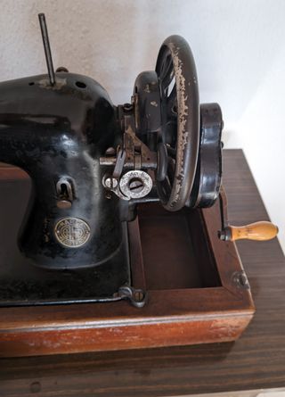 Máquina de coser antigua manual vintage
