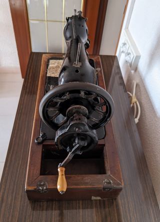 Máquina de coser antigua manual vintage