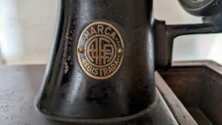 Máquina de coser antigua manual vintage