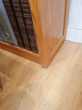 Estantería de madera de pino