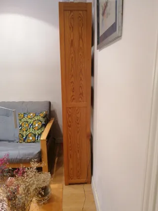 Estantería de madera de pino