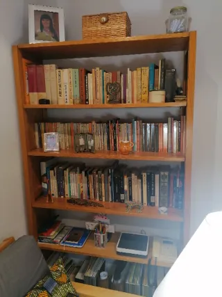 Estantería de madera de pino