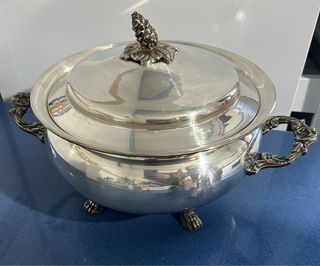 Sopera de alpaca con tapa y patas