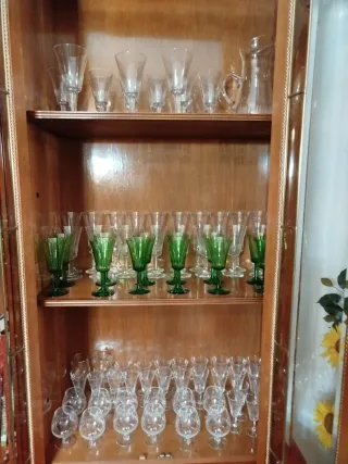 Juego de copas de cristal verde y transparente