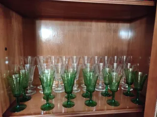 Juego de copas de cristal verde y transparente