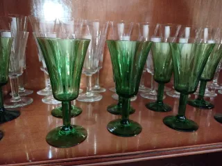 Juego de copas de cristal verde y transparente