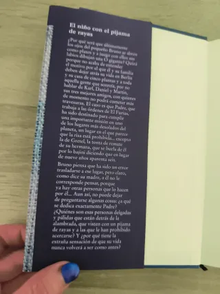 El niño con el pijama de rayas