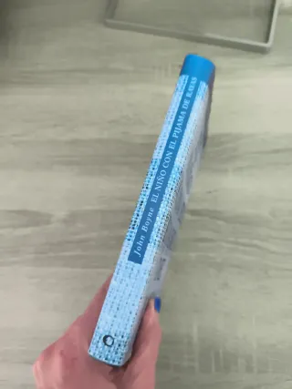 El niño con el pijama de rayas