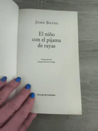 El niño con el pijama de rayas