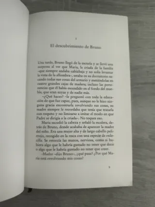 El niño con el pijama de rayas