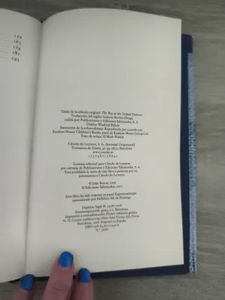 El niño con el pijama de rayas