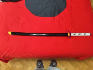 Katana decorativa de madera "kimetsu no yaiba"