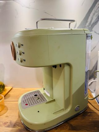 Cafetera espresso estilo retro verde con vapor