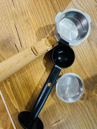 Cafetera espresso estilo retro verde con vapor