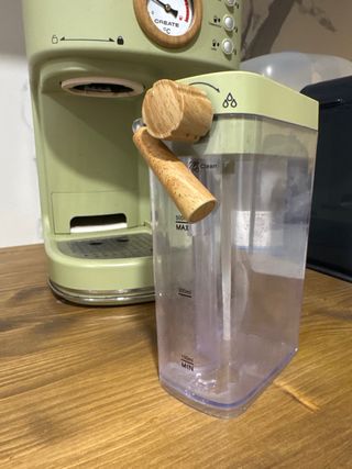 Cafetera espresso estilo retro verde con vapor