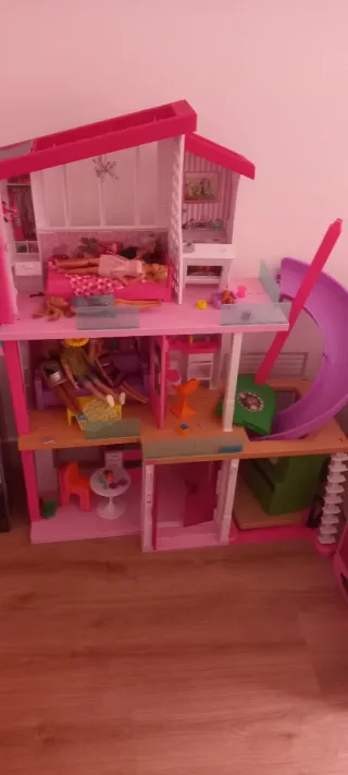 Casa Barbie con tobogán y accesorios