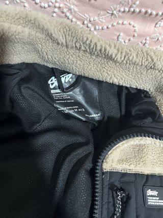 Chaqueta polar beige y negra