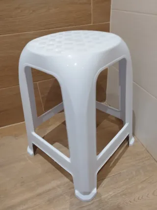 Taburete blanco de plástico