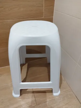 Taburete blanco de plástico