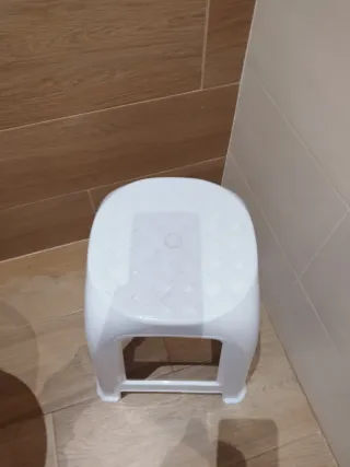 Taburete blanco de plástico