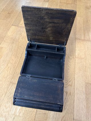 Caja de madera para cartas con detalle metálico