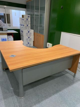 Mesa de oficina madera y metal con cajonera