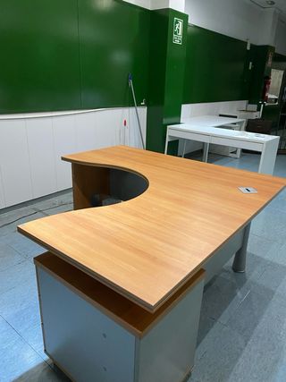 Mesa de oficina madera y metal con cajonera