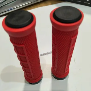 Puños de manillar rojos