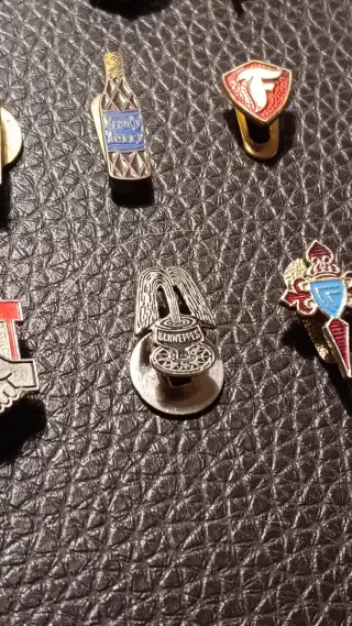 Lote de 12 Insignias antiguas variadas