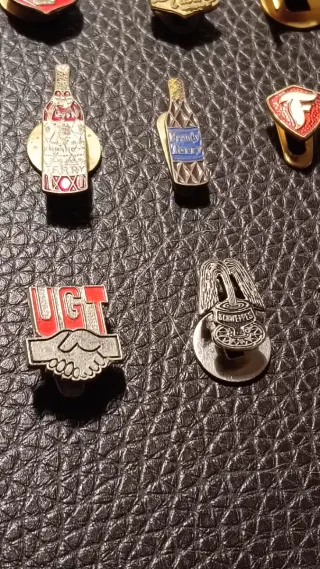 Lote de 12 Insignias antiguas variadas