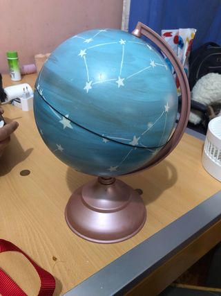 Globo terráqueo decorado estrellas