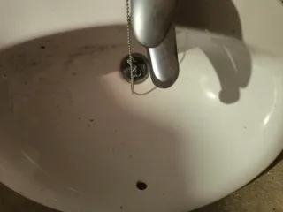 Lavabo y grifo Roca sin usar