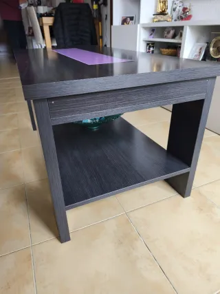 Mesa de centro elevable negra con detalle morado