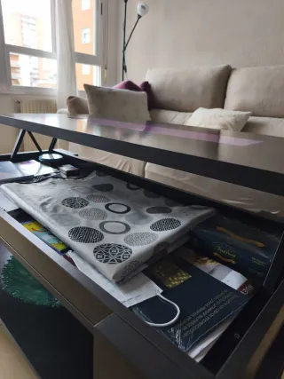 Mesa de centro elevable negra con detalle morado