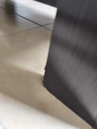 Mesa de centro elevable negra con detalle morado