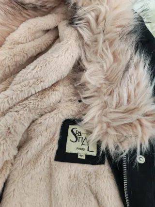 Chaleco negro con pelo rosa