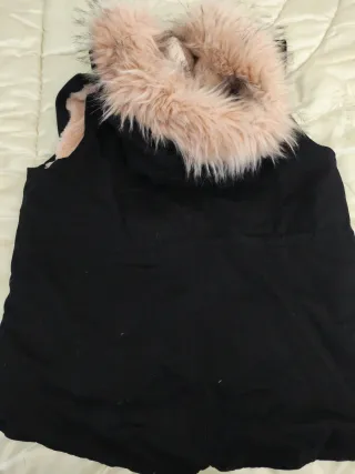 Chaleco negro con pelo rosa