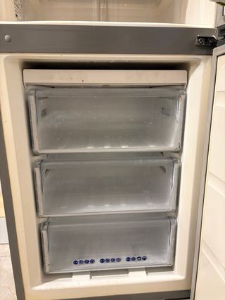 Nevera plateada en funcionamiento.