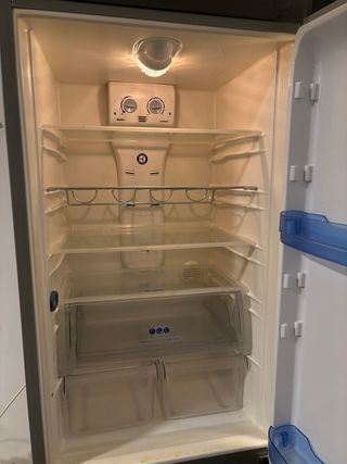 Nevera plateada en funcionamiento.