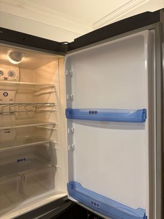 Nevera plateada en funcionamiento.