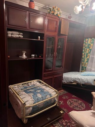 Armario de madera con puertas de camas