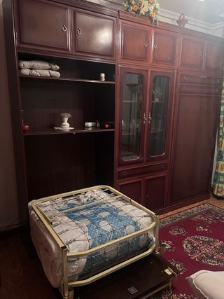 Armario de madera con puertas de camas