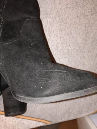 Botas de tacón negras con bordado floral
